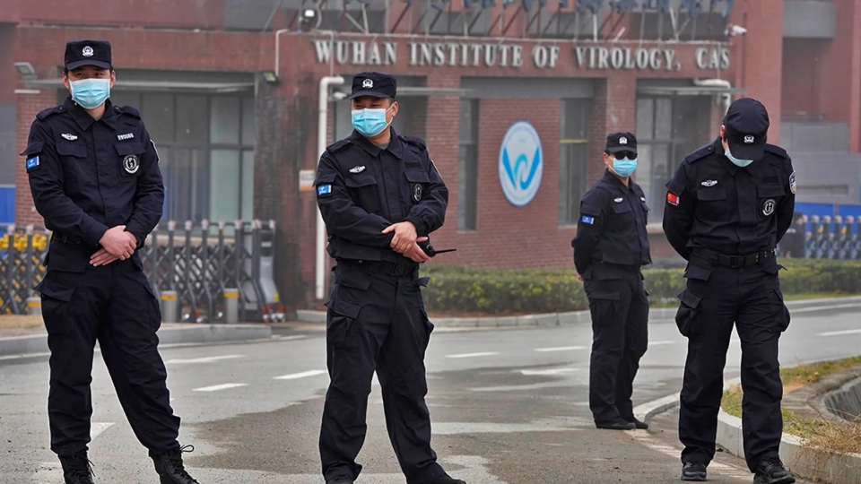 Trung Quoc, Vu Han, vien virus hoc, thoi Covid, nvien bao ve ben ngoai, 2-2021, -AP.jpg