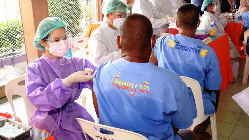 tiem vaccine Covid cho tu nhan Thai Lan, -afp.jpg