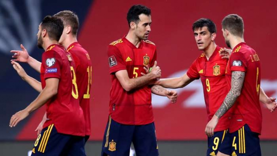 tien_ve_sergio_busquets_cua_dt_tay_ban_nha_mac_covid-19.jpg