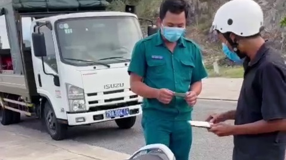 Mua bánh mì đã bị tạm giữ xe và giấy tờ xe_0.jpg