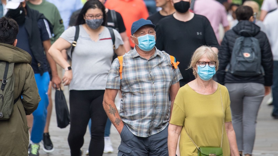 Nguoi dan Anh se khong con bat buoc phai deo khau trang ngoai troi.jpg