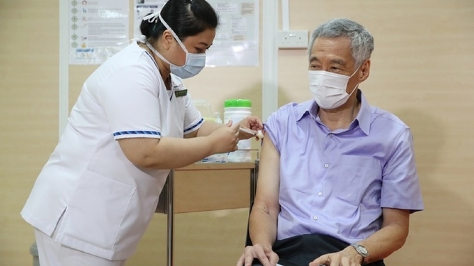 Singapore Thu tuong Ly Hien Long tiem vaccine Covid - bo tttt Singapore.jpg