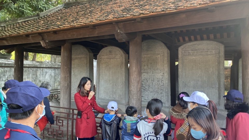 huong-dan-vien-van-mieu-quoc-tu-giam.jpg