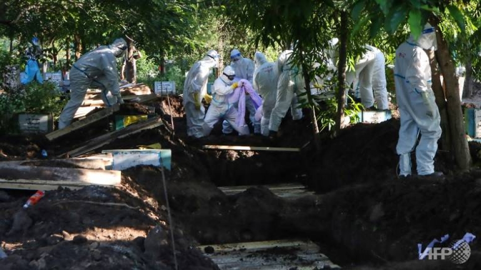 with-medical-staff-on-strike-against-the-junta-volunteers-are-taking-on-the-risky-job-of-disposing-of-covid-victims-bodies-1626661842344-4.jpg