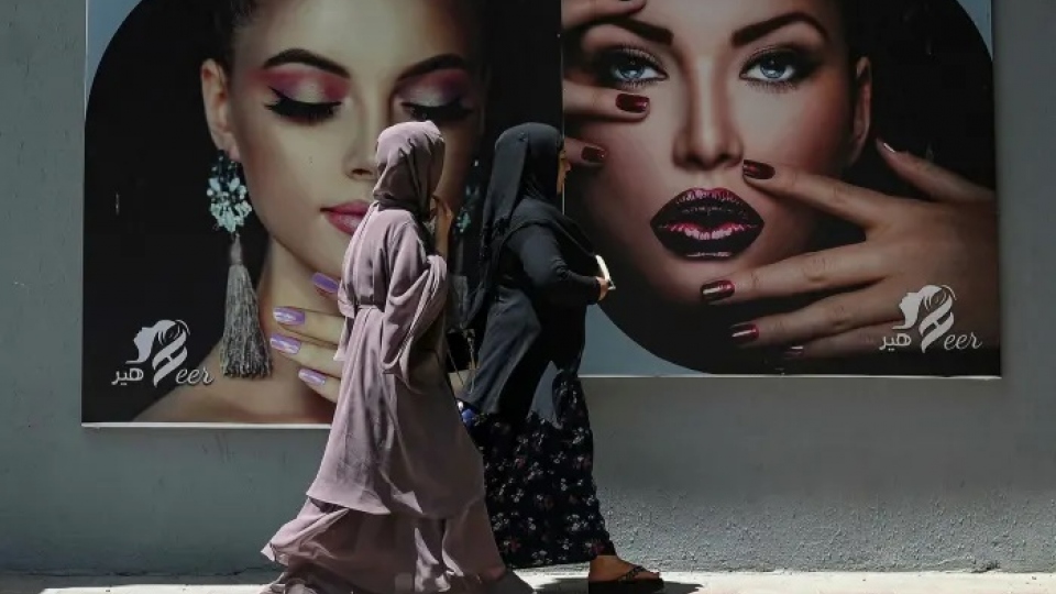 Afghanistan salon lam dep cho phu nu o Kabul trc khi that thu trc Taliban -afp.jpg