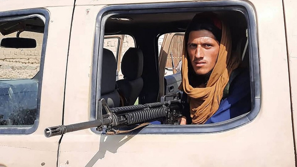 Taliban chien binh cam sung ngoi trong xe -afp.jpg