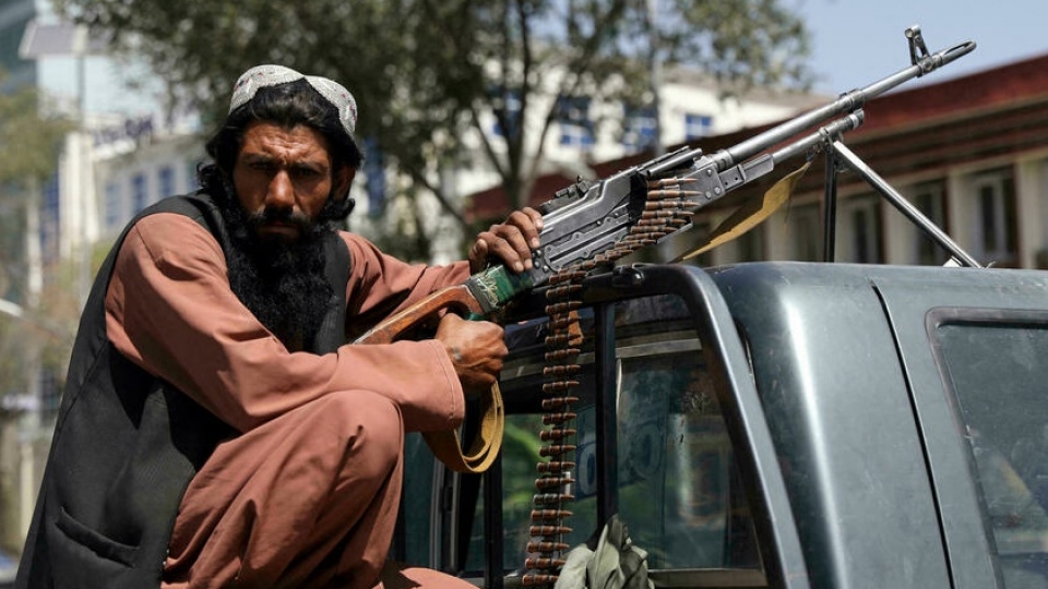 Taliban linh sung may tai phu tong thong Afghanistan 8-2021, -ap.jpg