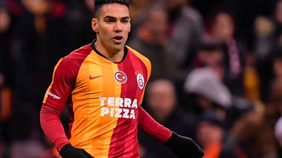 radamel_falcao_bi_chu_tich_cua_galatasaray_duoi_kheo.jpg