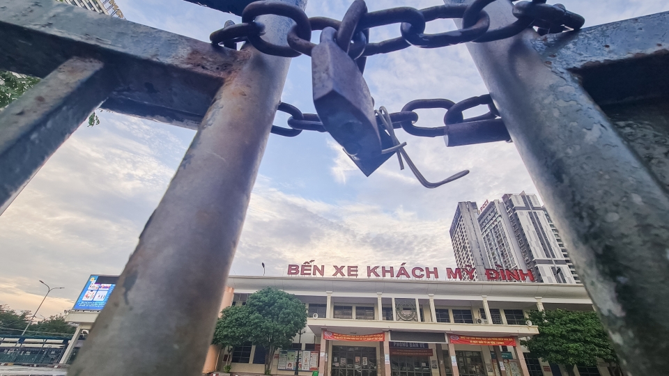 Quang cảnh vắng lặng tại các bến xe ở Hà Nội trong thời gian giãn cách xã hội