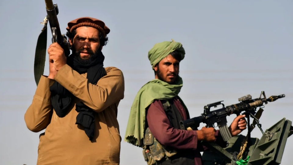Taliban chien binh cam sung dung tren xe thiet giap sau khi chiem dc Afghanistan -afp.jpg