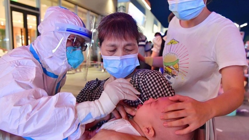 Trung Quoc Covid xet nghiem tre em o tpho Phu Dien -china news service.jpeg