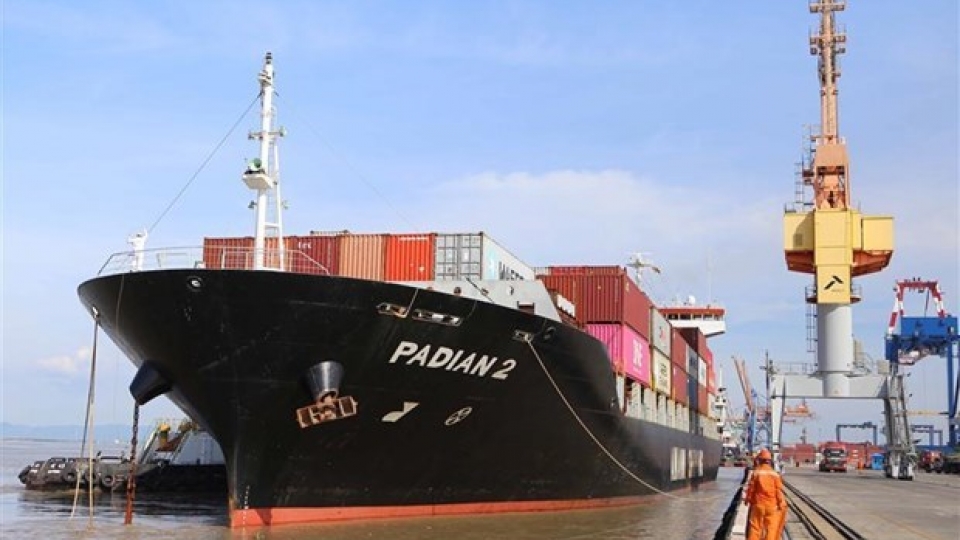 hai_phong_port_receives_three_container_ships_of_maersk_line.jpg