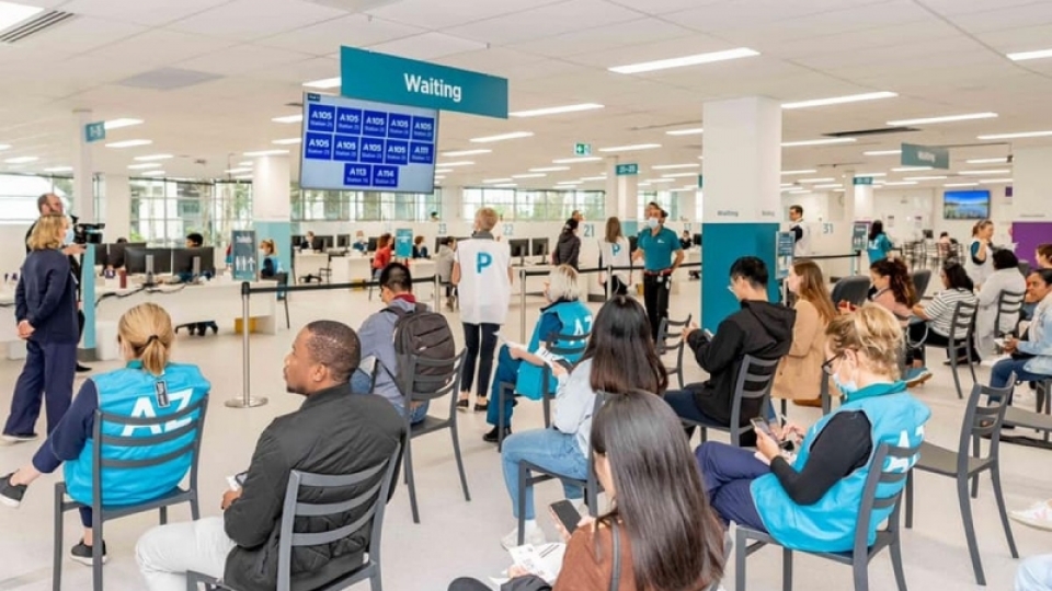 nguoi_dan_cho_tiem_chung_vaccine_covid-19_tai_sydney_australia._anh_9news.jpg