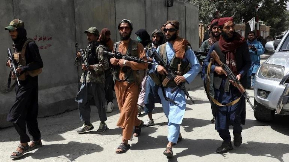 taliban phien quan cam sung tuan tra tren duong pho -ap.jpg
