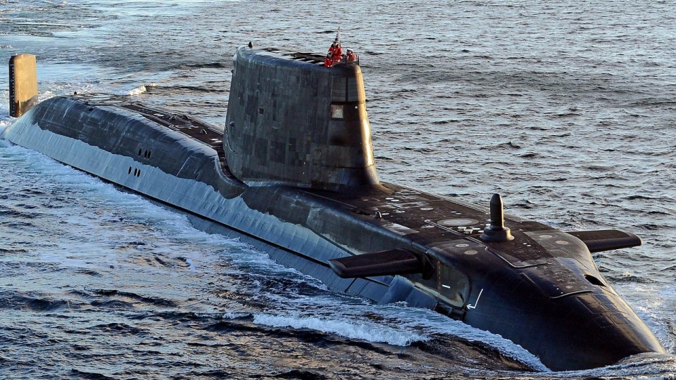 tau_ngam_hat_nhan_hms_ambush_lop_astute_cua_hai_quan_anh._anh._the_australian.jpg