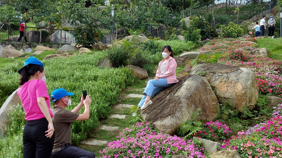 du_khach_chup_hinh_tai_nui_ba_den_-_anh_ha_khanh.jpg