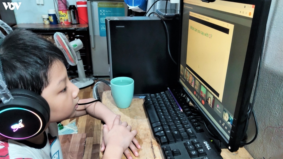 huynh_trong_tien_ngoi_hoc_online_voi_dan_may_vi_tinh_vua_duoc_tang.jpg