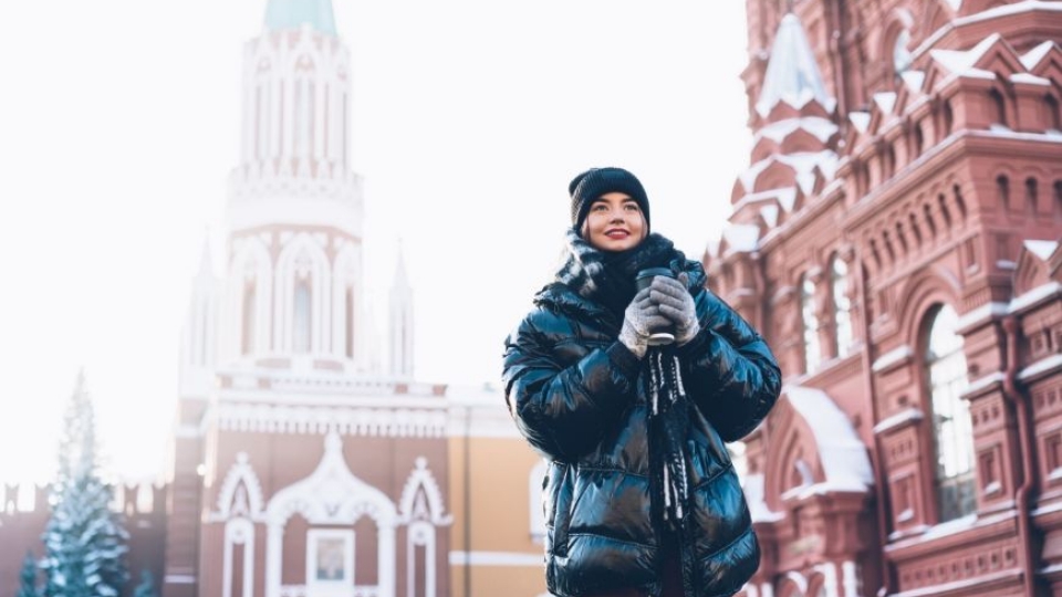 woman_in_oversized_coat_in_winter.jpg