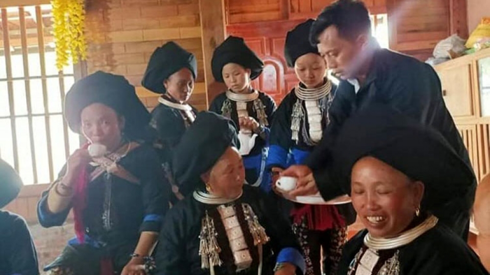 A Dao Khau couple invites tea to their relatives and guests.jpg