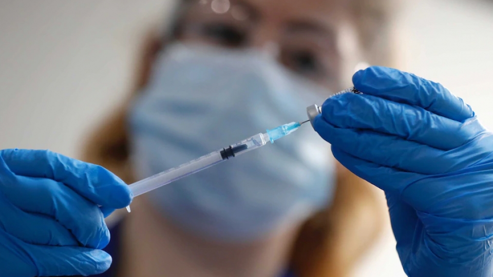 So lieu thong ke cho thay tiem vaccine giup lam giam ty le mac benh va tu vong vi Covid-19. Nguon AP (1).png