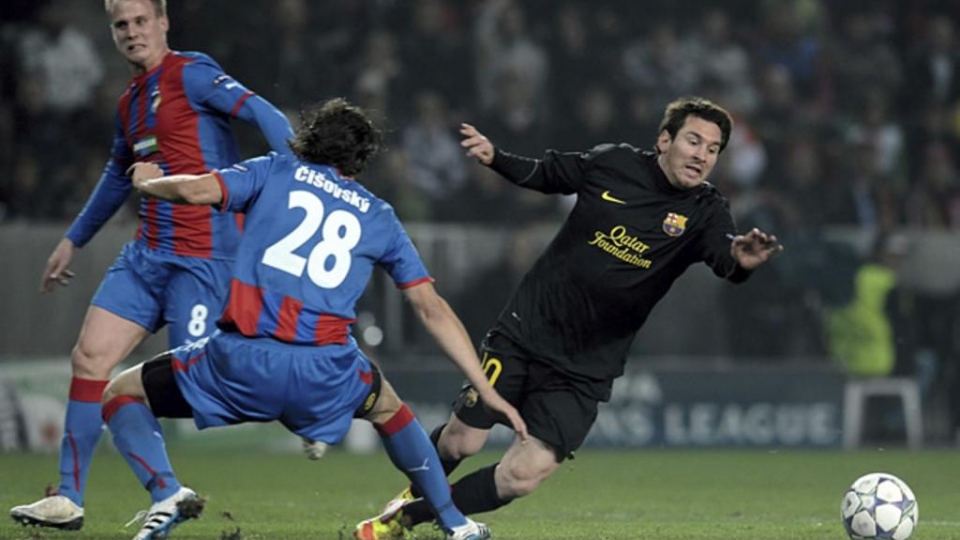 cisovsky-y-messi-en-el-viktoria-plzen-barcelona-de-champions-11-12-efe.jpg