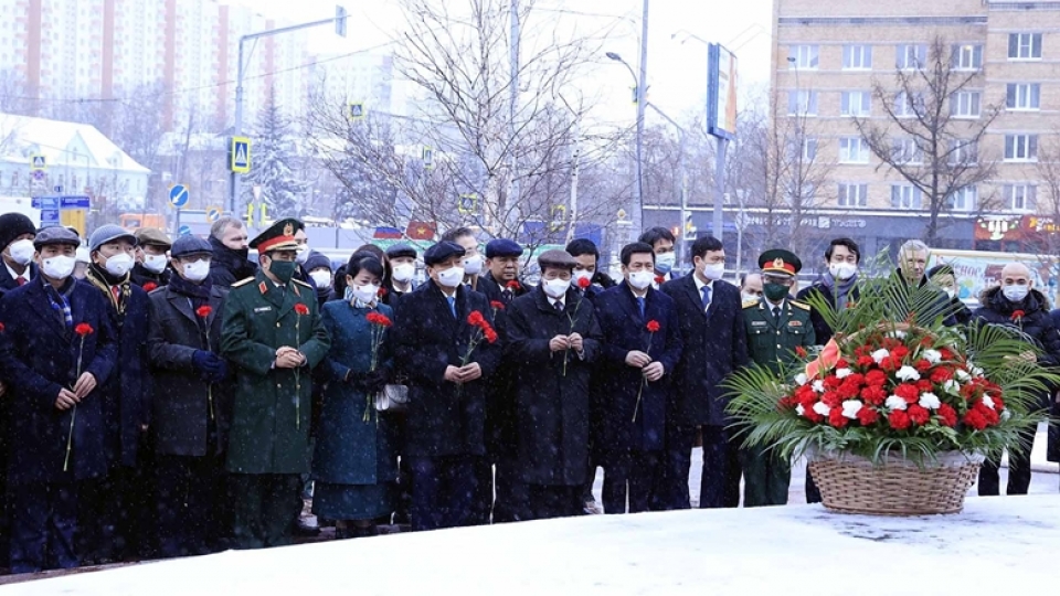 chu-tich-nuoc-dang-hoa-tai-tuong-dai-bac-ho-va-dai-tuong-niem-cac-liet-sy-vo-danh-o-thu-do-moscow-3.jpg