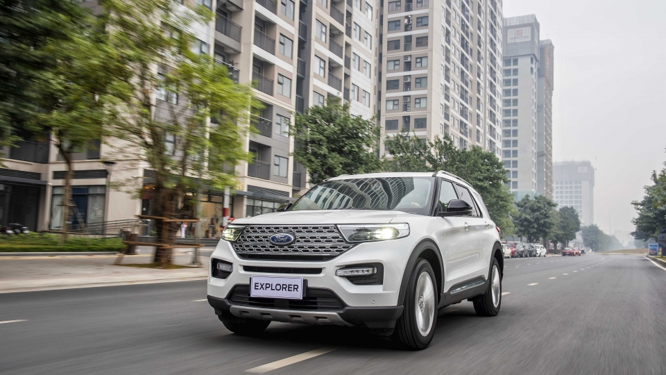 06_ford_explorer_van_hanh.jpg