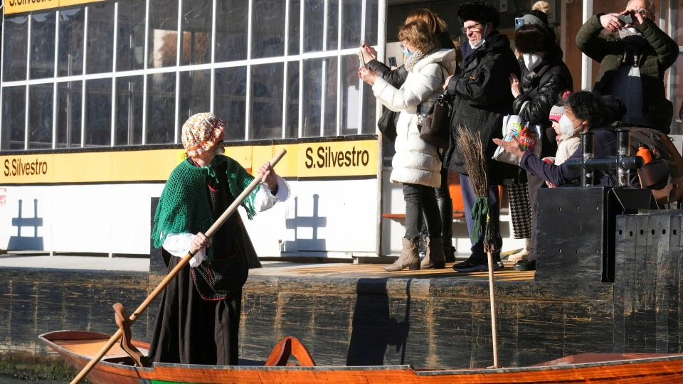 2022-01-06T122140Z_1558801157_RC2NTR9UTXZH_RTRMADP_3_ITALY-EPIPHANY-VENICE.JPG