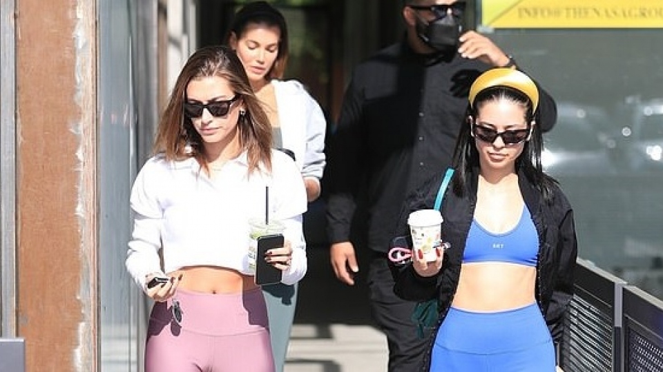 Vợ Justin Bieber xinh đẹp ra phố sau buổi tập pilates cùng bạn thân Alexa Demie