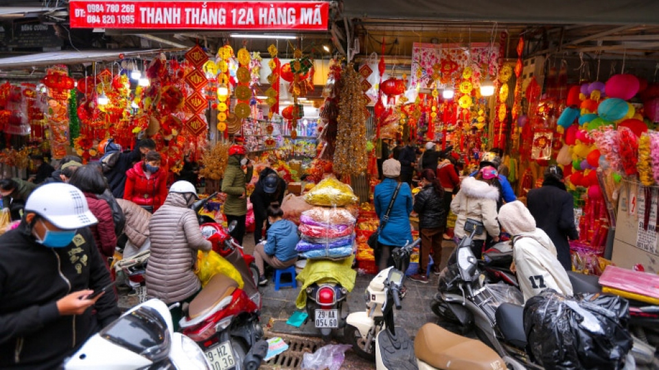 Bustling street in Hanoi gears up for upcoming Tet holiday