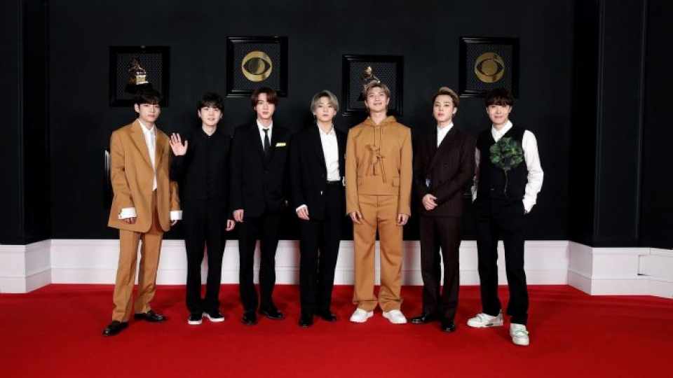 bts-lv-grammys-red-carpet-230421-696x442.jpg