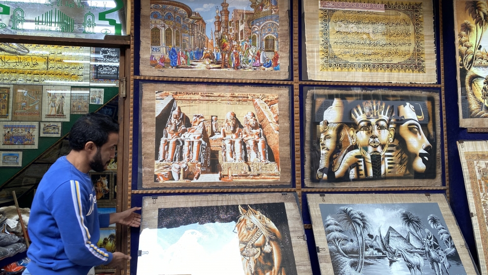 cua_hang_tranh_giay_o_cho_co_o_thu_do_cairo_van_mo_cua_chao_don_du_khach_-_anh_ngoc_thach.jpg
