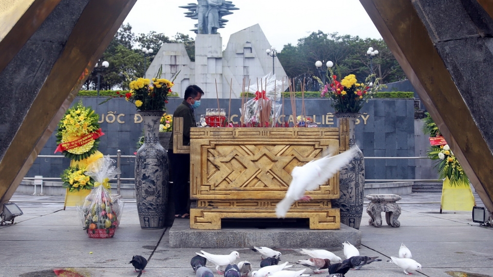 dan_bo_cau_chao_lieng_sa_xuong_nha_hanh_le_nghia_trang_liet_si_quoc_gia_duong_9.jpg