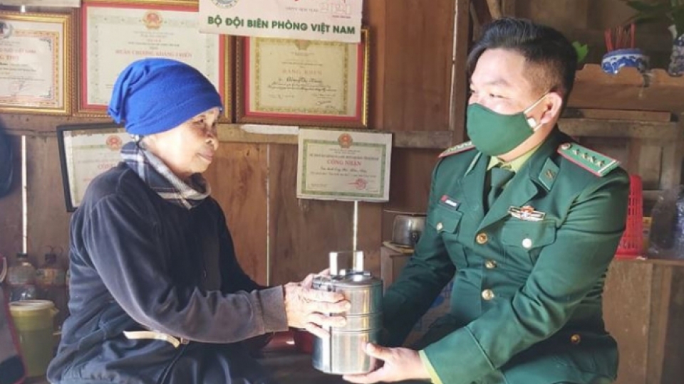 nguoi_dan_bo_doi.jpg