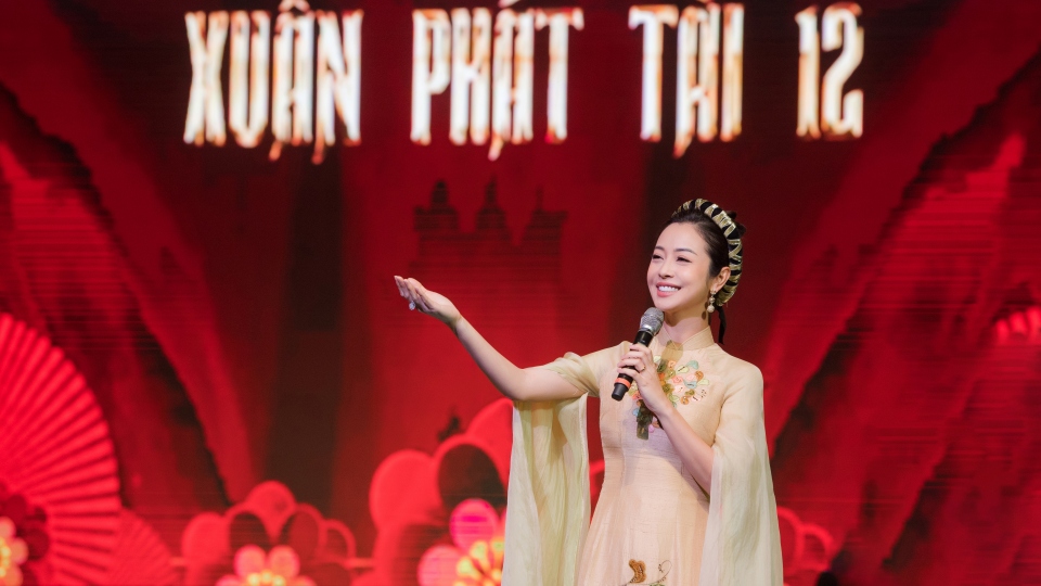 Jennifer Phạm khoe sắc rạng ngời khi làm MC chương trình "Xuân Phát Tài"