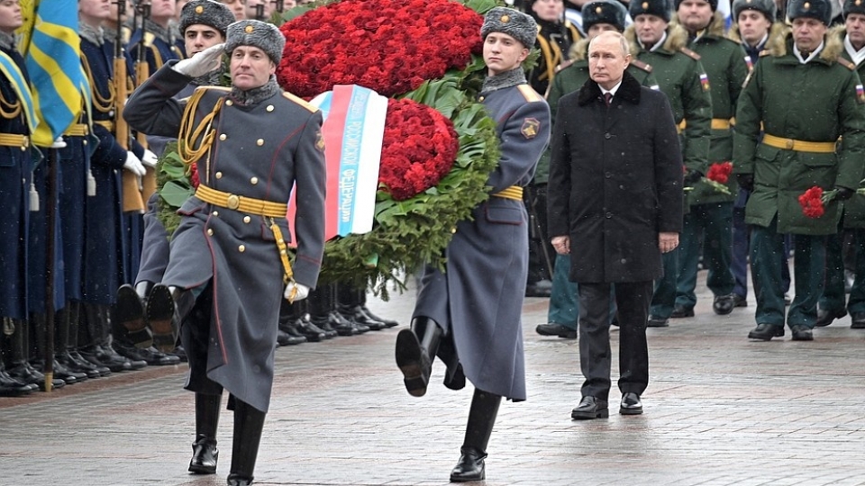 Putin tham mo chien si vo danh ngay truoc chien dich quan su dac biet -kremlin.jpg