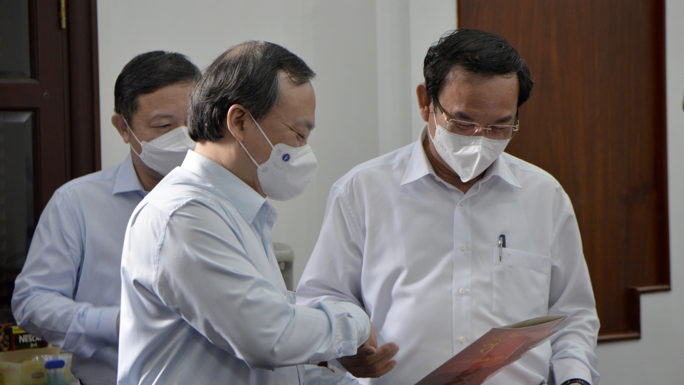 Ong Nguyen Van Nen trao doi voi TGD VOV Do Tien Sy .jpg