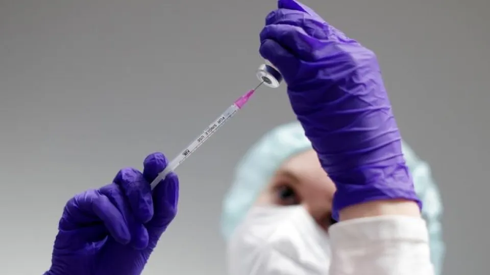 chuan bi tiem vaccine trich dung dich -reu.jpg