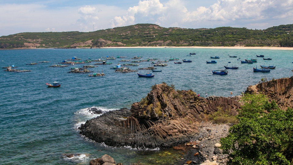 du-lich-phu-yen-du-khach-1.jpg