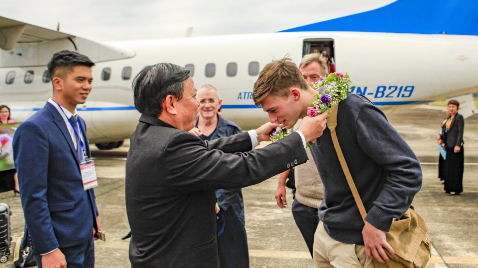 tang_hoa_cho_du_khach_dau_tien_bay_toi_dien_bien_nam_2019.jpg