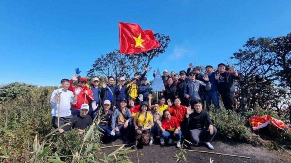 trinh_phuc_dinh_nui_putaleng_cao_hon_3.000m_dang_la_tour_du_lich_duoc_gioi_tre_ua_thich.jpg