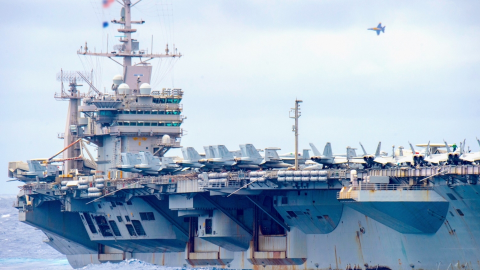 tu san bay USS Truman -hai quan My.jpg