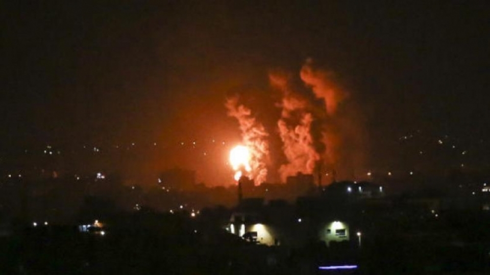 21.4.22_khoi_lua_boc_len_tai_dai_gaza_sau_cuoc_khong_kich_cua_israel.jpg