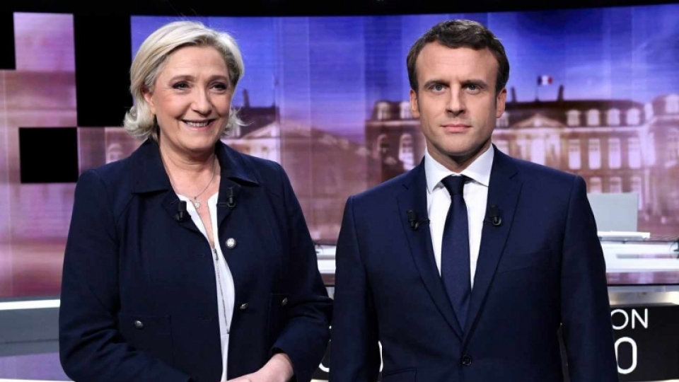 Ba Le Pen va ong Macron tai phien tranh luan 2017.jpeg