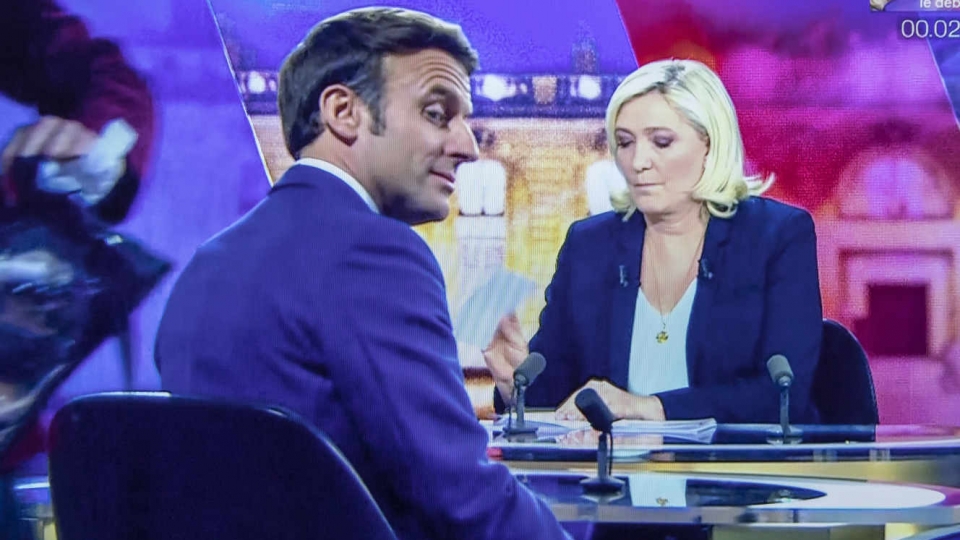 Ong Macron duoc cho la co thai do kieu ngao truoc ba Le Pen.jpeg