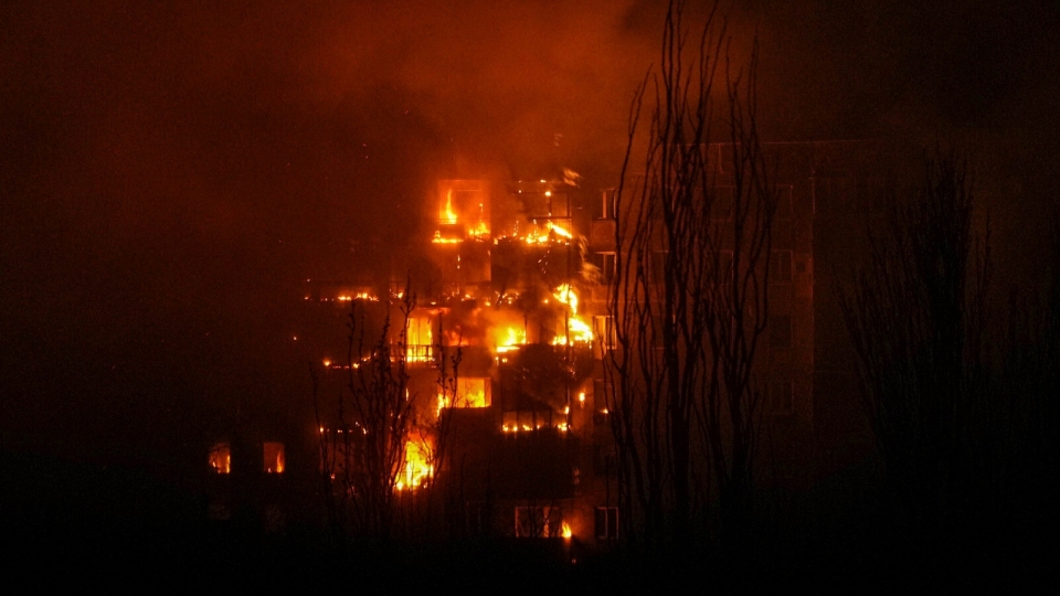 khoi lua chien tranh Mariupol Ukraine -ap.jpg