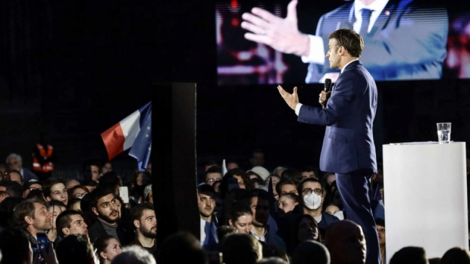 ong_macron_dang_tim_cach_loi_keo_cac_khu_vuc_cu_tri_ung_ho_ong_melenchon.jpeg