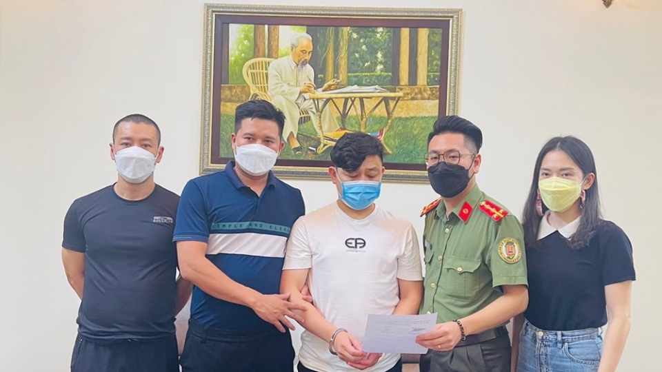 15-5_phong_quan_ly_xuat_nhap_canh-catp_ban_giao_doi_tuong_chen_sifeng_cho_cuc_canh_sat_hinh_su_-_bo_cong_an.jpg