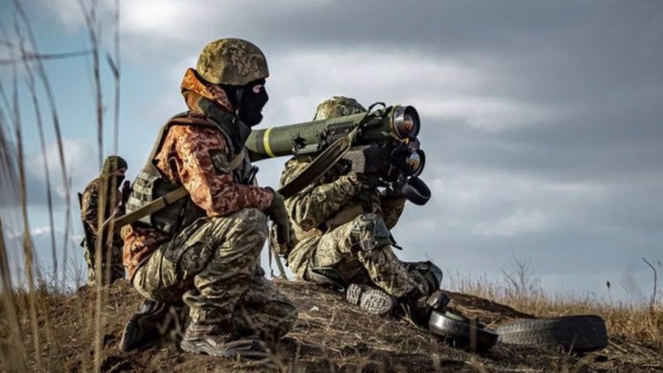 binh si Ukraine dung ten lua Javelin cua My -bo quoc fong Ukraine.jpg