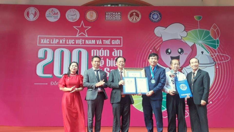 lanh_dao_tinh_dong_thap_nhan_xac_lap_ky_luc_200_mon_an_tu_sen.jpg